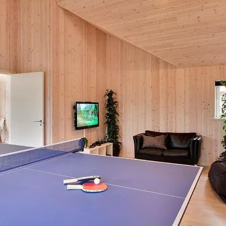 Дом отдыха Sleeps 16 Pool Wifi