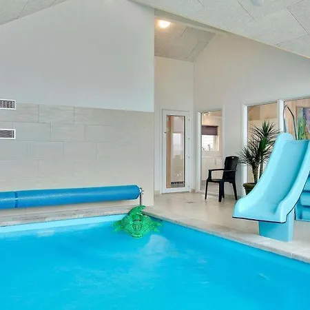 Дом отдыха Sleeps 16 Pool Wifi
